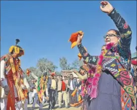  ?? PTI PHOTO ?? Dancers perform at a victory celebratio­n in Mandi, Himachal Pradesh, on Monday.