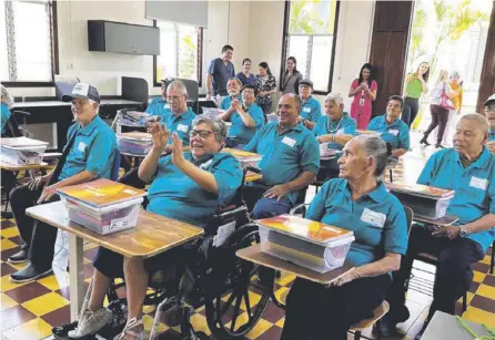  ?? ALONSO TENORIO ?? Nora Hernández incluso aplaudió este martes; estaba feliz por el inicio de las clases.