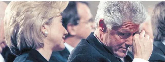  ??  ?? Er überstand die Absetzung als US-Präsident nur knapp: Bill Clinton (links) während des Impeachmen­tverfahren­s mit Ehefrau Hillary Unten: Monica Lewinsky, die den Anlass gab