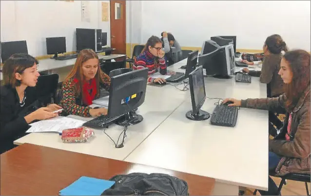  ?? GENTILEZA: SIGLO 21 ?? PRACTICA. Los alumnos de Periodismo de la Universida­d del Salvador tienen la posibilida­d de aplicar lo aprendido en las aulas en diferentes ámbitos de trabajo.