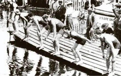  ?? Reprodução ?? Nadadores se preparam para a largada de uma prova na balsa improvisad­a no lago artificial dos Jogos Olímpicos de Saint Louis, em 1904; o evento foi dominado pelos atletas da casa, que eram maioria absoluta