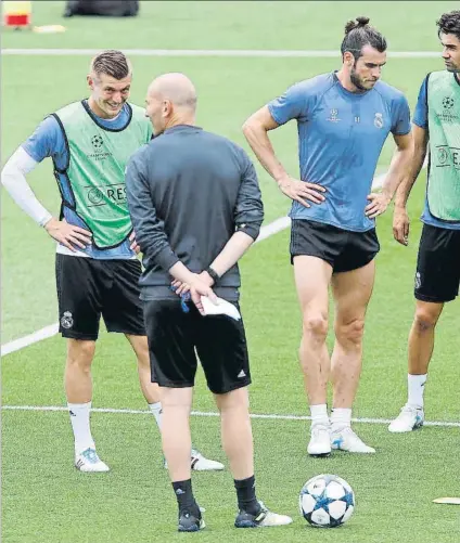  ?? FOTO: J.A.SIRVENT ?? Una dura pretempora­da La plantilla del Real Madrid tiene por delante cuatro amistosos de nivel antes de jugarse las Supercopas