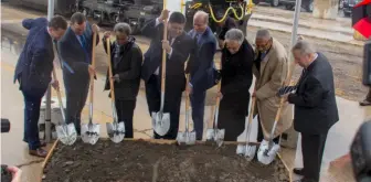  ?? David Lassen ?? Digging in to mark the groundbrea­king for CREATE’s Forest Hill Flyover are, from left, AAR CEO Ian Jefferies, Metra CEO Jim Derwinski, Chicago Mayor Lori Lightfoot, Illinois Gov. J.B. Pritzker, CSX Chief Legal Officer Nathan Goldman, Cook County Board President Toni Preckwinkl­e, U.S. Rep. Bobby Rush, and U.S. Sen. Dick Durbin.