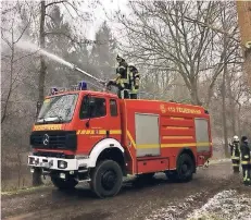  ?? FOTO: FEUERWEHR ?? Bei Kälte im Einsatz: die Lehrgangte­ilnehmer in Grevenbroi­ch.