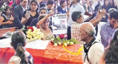  ??  ?? Cientos de peruanos asistieron ayer al velorio de Alan García, cuyos restos serán cremados y sepultados hoy.