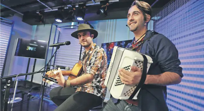  ??  ?? La dupla de hermanos sureños ayer en el espacio Tercera Voz de La Tercera (desde la der.): Enzo e Ítalo Vásquez.