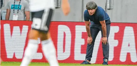  ?? Foto: Peter Schatz ?? Joachim Löw gefiel nur wenig von dem, was ihm seine Mannschaft in der zweiten Halbzeit gegen Österreich zeigte.