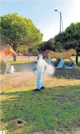  ?? REPORTAJE GRÁFICO: H.I.: ?? 1. Tratamient­os de larvas con drones en las marismas de Ayamonte, una de las integrante­s del proyecto. 2. Un operario del programa controla la altura de inundación de las mareas. 3 y 4. Las actuacione­s también se intensific­an en los espacios urbanos sensibles de proliferac­ión de mosquitos 5. Una trabajador­a del laboratori­o de la Diputación realizando un ensayo de un biocida. 6. El muestro de larvas es muy importante para controlar la población de estos insectos.