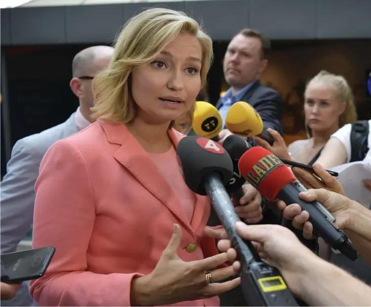  ??  ?? Kristdemok­raternas partiledar­e Ebba Busch Thor (KD) kommentera­de Lars Adaktusson­s avgång under en pressträff.