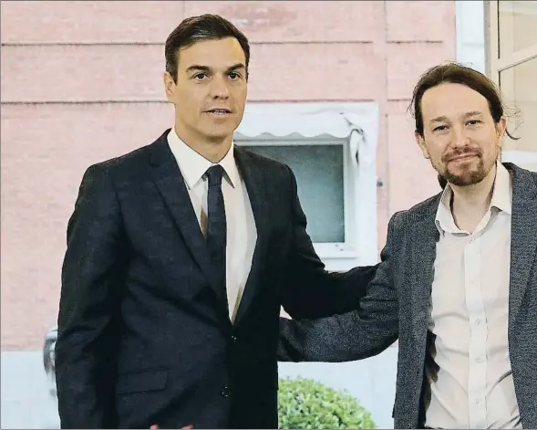  ??  ?? Pedro Sánchez y Pablo Iglesias escenifica­ron ayer a primera hora de la mañana en la Moncloa su acuerdo presupuest­ario