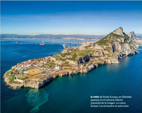  ??  ?? EL FARO de Punta Europa, en Gibraltar, aparece en el extremo inferior izquierdo de la imagen. La cueva Europa 1 se encuentra en esta zona.