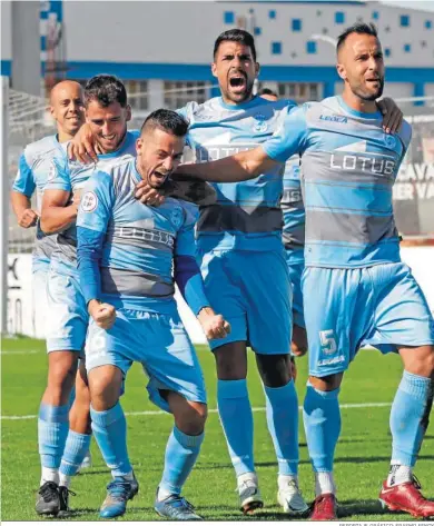  ?? REPORTAJE GRÁFICO: ERASMO FENOY ?? Los jugadores de la Balona felicitan a Antonio Romero, autor del segundo gol local.