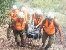  ?? FOTO: ?? Rescatista­s recuperan cuerpo en el Cajón del Maipo.