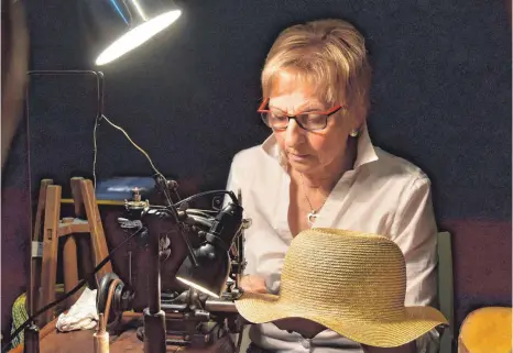  ?? FOTO: PETER MITTERMEIE­R ?? Elfriede Berger zeigt bei besonderen Anlässen und Führungen im Deutschen Hutmuseum Lindenberg, wie Hutnäherin­nen aus Strohborte­n Hüte fertigten.