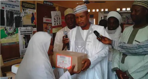  ??  ?? CCNN officials presenting drugs to six communitie­s in Wamakko LGA, Sokoto