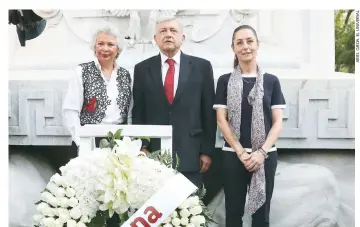  ??  ?? Olga Sánchez Cordero, Andrés Manuel López Obrador (al centro), aspirante presidenci­al de Morena, y Claudia Sheinbaum, quien pretende ser jefa de Gobierno, acudieron al Hemiciclo a Juárez para dejar una corona de flores.