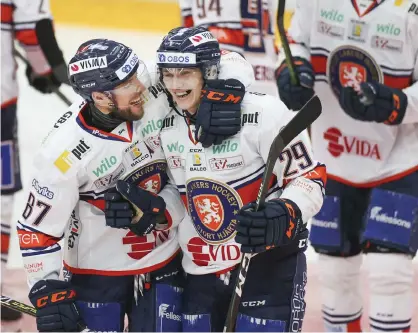  ?? Bild: Andreas Hillergren ?? Växjös Robert Rosén och Pontus Holmberg jublar efter det avgörande 3–2-målet.