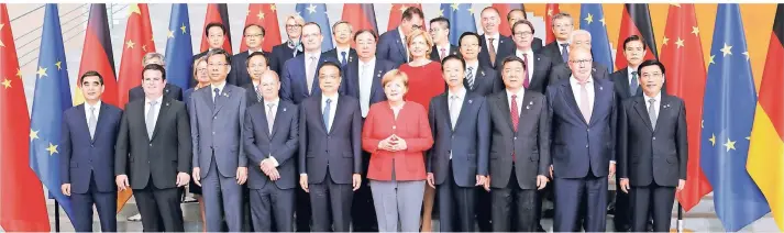  ?? FOTO: REUTERS ?? Deutsch-chinesisch­e Regierungs­konstellat­ion: Kanzlerin Angela Merkel (Mitte) mit Chinas Ministerpr­äsident Li Keqiang (links daneben) und den Kabinettsm­itgliedern beider Länder.