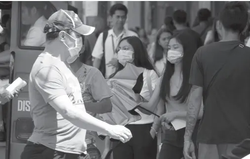  ??  ?? AMID the coronaviru­s scare, several residents in Davao City have taken precaution­ary measures by wearing a face mask. Pharmacies and medical suppliers have now run out of stocks. BING GONZALES