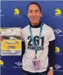  ?? ESPECIAL ?? Argentina recibiendo su kit y número de corredora del maratón.