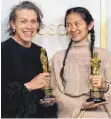  ?? FOTOS (2): CHRIS PIZZELLO/DPA ?? Chloé Zhao (rechts) mit ihrer Hauptdarst­ellerin Frances Mcdormand, beide mit einem Oscar für „Nomadland“in ihren Händen.