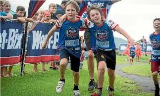  ?? GRANT MATTHEW/FAIRFAX NZ ?? Ridge Court, 10, and Isaac Cameron, 10, cross the line together.