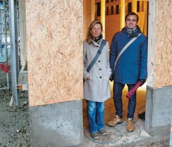  ?? Foto: Alois Kramer ?? Christine Gottschalk wird den neuen Kiosk in den Seeanlagen betreiben. Gestern traf sie dort den Architekte­n Torsten Kiefer.