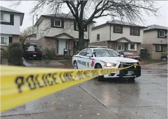  ?? WINDSOR STAR ?? The scene of the homicide Sunday in the 1100 block of Heathfield Court.