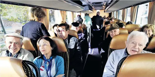  ??  ?? Unterwegs im Bus, eine Reisegrupp­e, nur ganz anders: Überlebend­e der Shoah besuchen ihre alte Heimat Österreich.