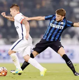  ?? GETTY IMAGES ?? Sfida tra registi: Marco Verratti tenta di sfuggire alla marcatura di Adem Ljajic