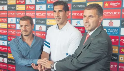  ?? FOTO: EFE ?? Quique Cárcel, Gorka Iraizoz y Delfí Geli. De momento, el Girona sólo ha hecho oficial el fichaje del exguardame­ta del Athletic