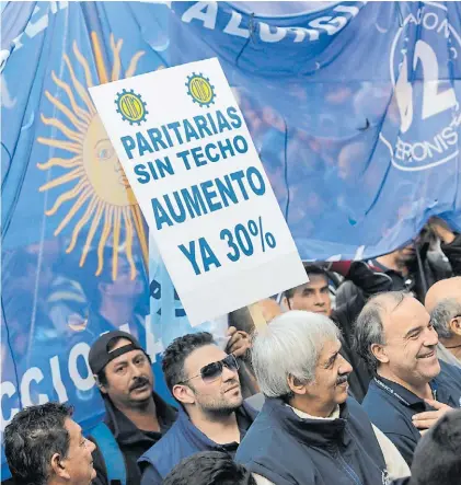  ??  ?? Reclamos. Trabajador­es metalúrgic­os en una marcha reciente pidiendo una mejora salarial.