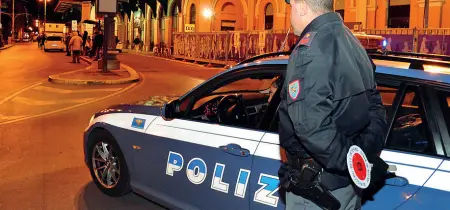  ??  ?? Controlli della polizia alla stazione di Bari, dove spesso avvengono aggression­i e rapine