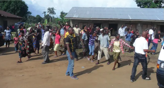  ??  ?? The displaced Bakassi people protesting against the maltreatme­nt meted out to them at their camp in Ikang