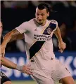  ??  ?? Zlatan Ibrahimovi­c, 37 anni, con la maglia dei Galaxy AP