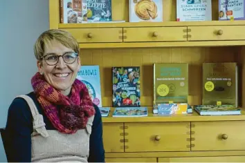  ?? Foto: scaa ?? Dagmar Althen freut sich auf die Eröffnung ihrer Buchhandlu­ng „LeseZeit“Mitte April in Türkheim. Für die Kunden vom ehema‰ ligen „Sieben‰Schwaben‰Buch“sieht das Sortiment des neuen Ladens auf den ersten Blick so aus wie gewohnt.