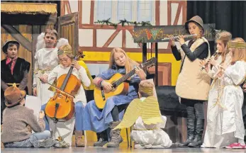 ?? FOTO: HELMUT VOITH ?? Weihnachts­musical in Kressbronn: Ins Musical von heute hat Susanne Hartrampf auch ein Krippenspi­el eingebaut.