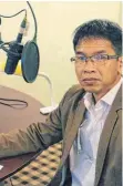  ??  ?? Radiojourn­alist Khin Maung Myint arbeitet in Rangun im Studio des Radiosende­rs City FM.
