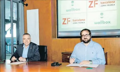  ?? W ?? Pere Navarro i Enric Asunción van firmar ahir l’acord a la seu del Consorci de la Zona Franca