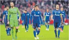  ?? FOTO: AFP ?? Total bedient: Schalkes Spieler um Torwart Ralf Fährmann (li.).