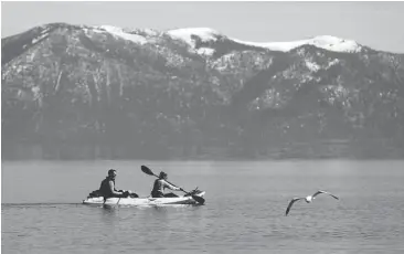  ?? PATRICK TEHAN/STAFFARCHI­VES ?? Ruben Tamminga and Sarah Squires, both of San Francisco, take advantage of the warm weather to kayak at Lake Tahoe.