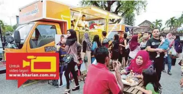  ??  ?? Pengunjung menikmati sate di Dataran Rehal, Kota Bharu.