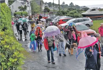  ?? 01_B30_loch_02 ?? The long procession behind the jellyfish umbrella parade.