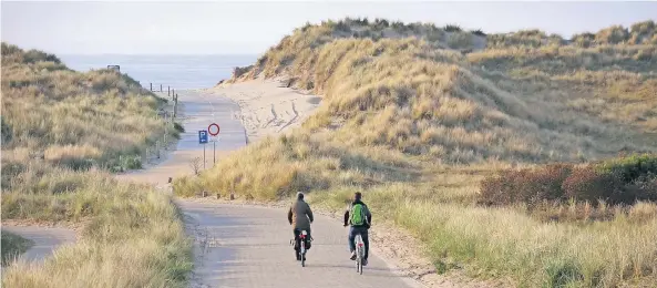  ??  ?? Radfahrer sind auf dem Weg zum Strand. Auf Terschelli­ng findet man Ruhe und hat die Natur oft ganz für sich.
