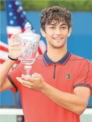  ?? // AFP ?? Dani Rincón alza el trofeo como campeón del US Open júnior