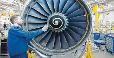  ?? ?? Ein Mitarbeite­r von Lufthansa Technik schraubt an einem Triebwerk.