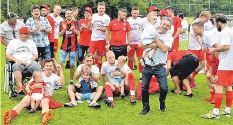  ?? FOTO: KÜMMRITZ ?? Finale um den Fußball- Bezirkspok­al in Arnegg: Jubel bei Pokalsiege­r FC Blaubeuren nach dem 4: 2- Sieg n. V. gegen den SC Türkgücü Ulm.