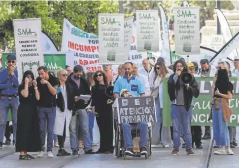  ?? ?? Manifestac­ión del Sindicato Médico Andaluz por la Atención Primaria en Sevilla // RAÚL DOBLADO