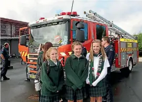  ?? TAMARA THORN/FAIRFAX NZ ?? Greer Mcbren, Caitlin Officer and Caitlin Hamilton talk checked out the fire truck at the careers expo