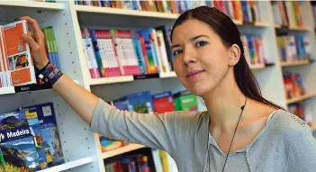  ?? FOTO: HENNING KAISER/DPA ?? Alina Beschnidt macht eine dreijährig­e Ausbildung bei der Mayerschen Buchhandlu­ng in Köln.